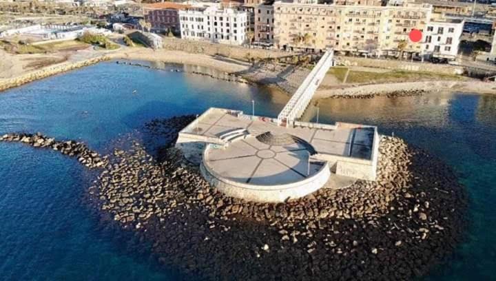 Suite beachfront near the station and Port, 5 beds - Housity