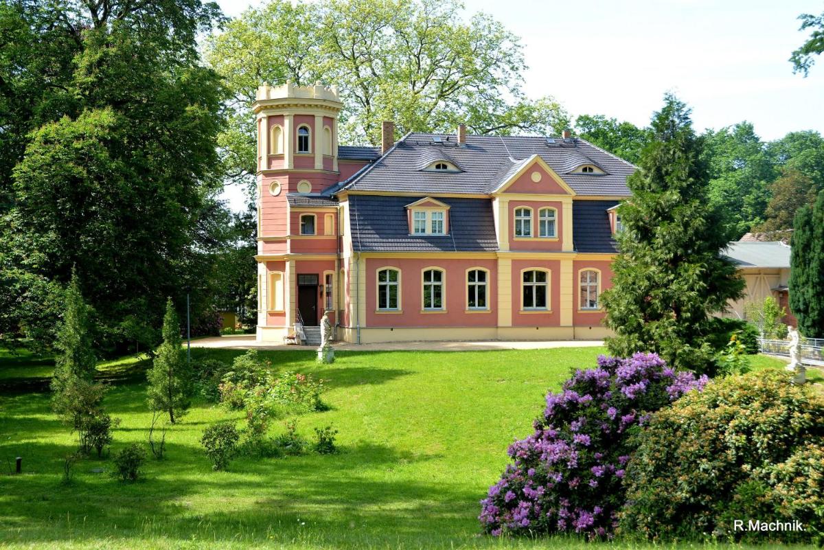 Ferienwohnung Schlossblick Direkt gegenüber dem Schloss, Rhododendronpark mit Terrasse und WLAN - Housity