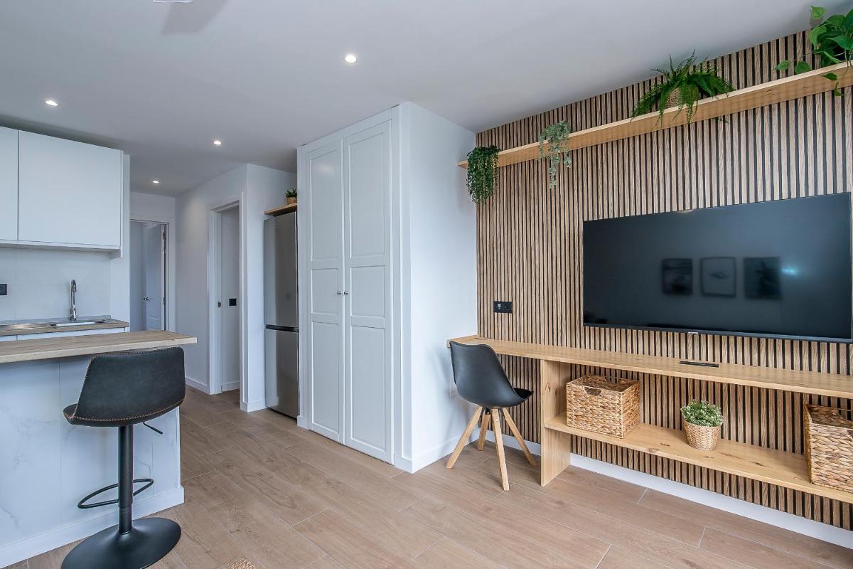 Lea Modern Attic Escape with Peaceful Terrace - Housity