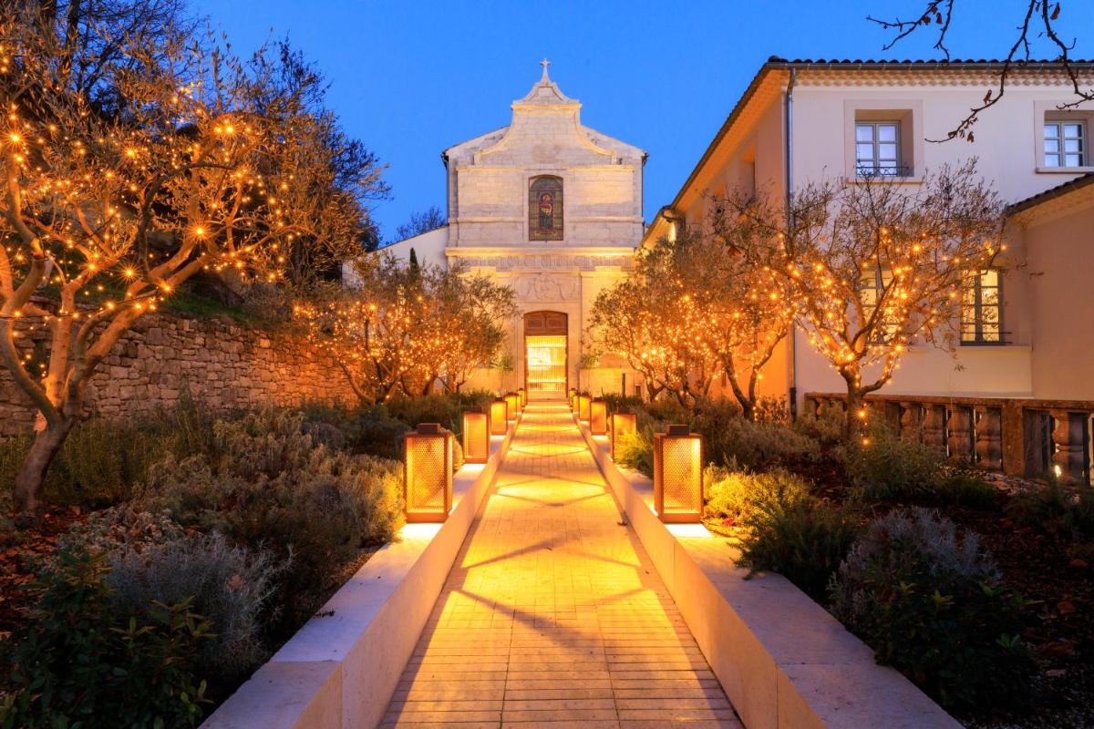 un chemin devant un bâtiment aux lumières de Noël dans l'établissement Le Couvent des Minimes, un Hôtel & Spa L'Occitane en Provence, à Mane