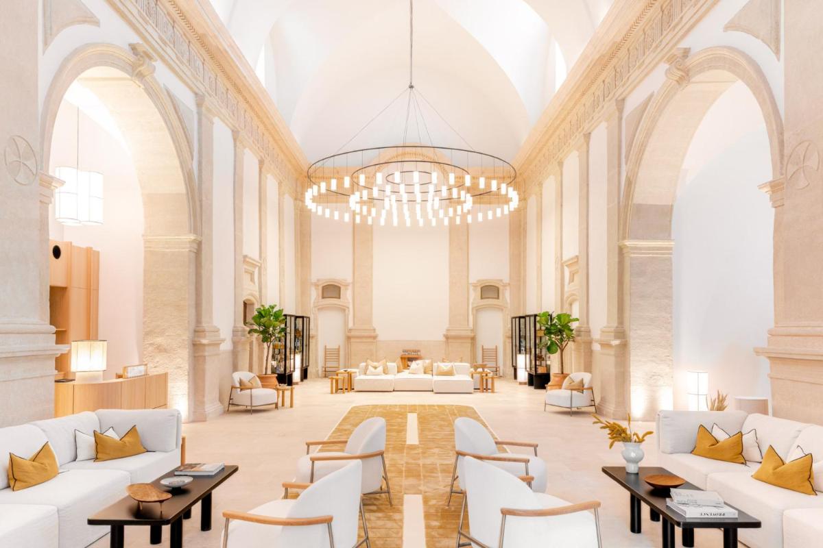 Coin salon dans l'établissement Le Couvent des Minimes, un Hôtel & Spa L'Occitane en Provence