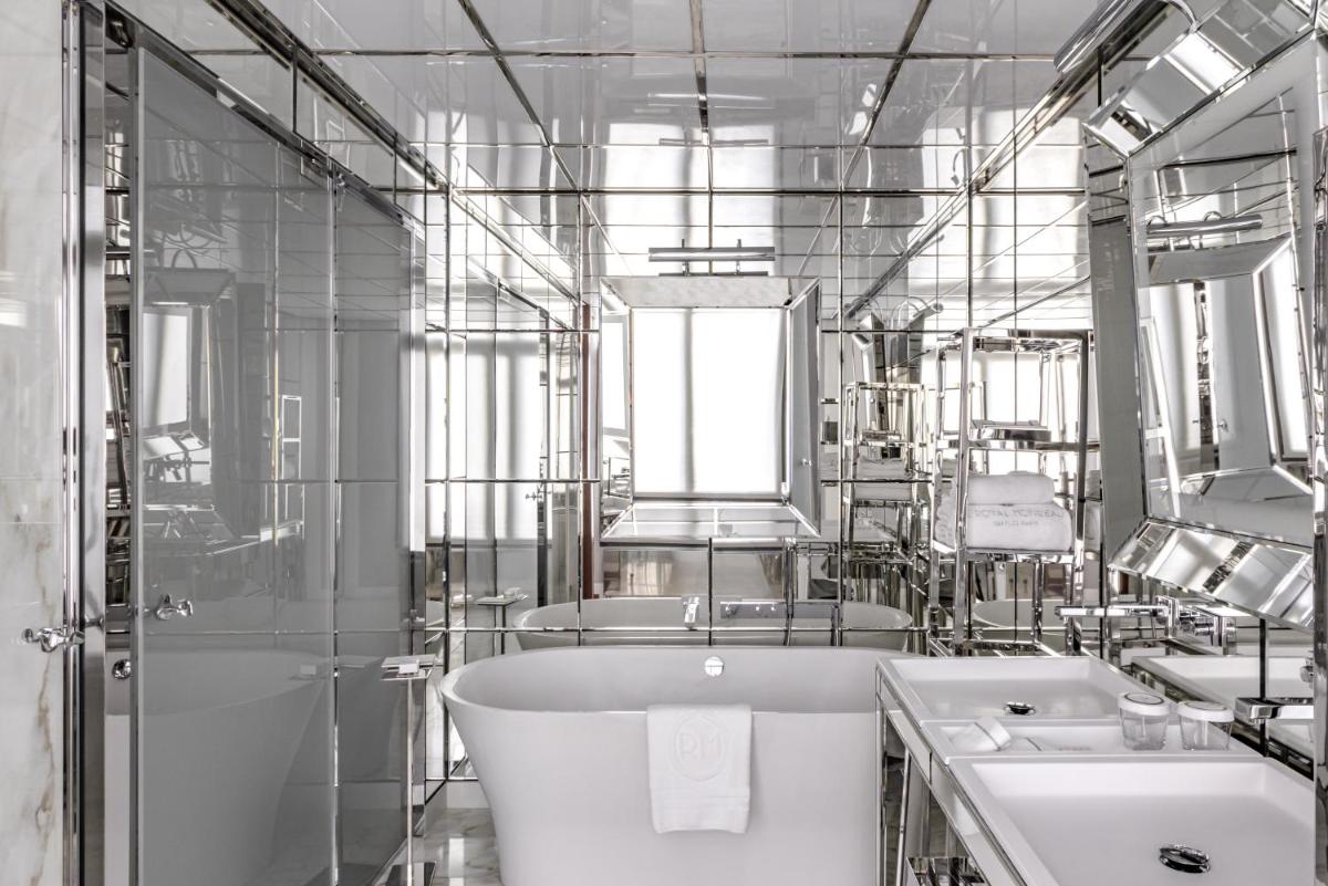 Salle de bains dans l'établissement Hôtel Le Royal Monceau Raffles Paris
