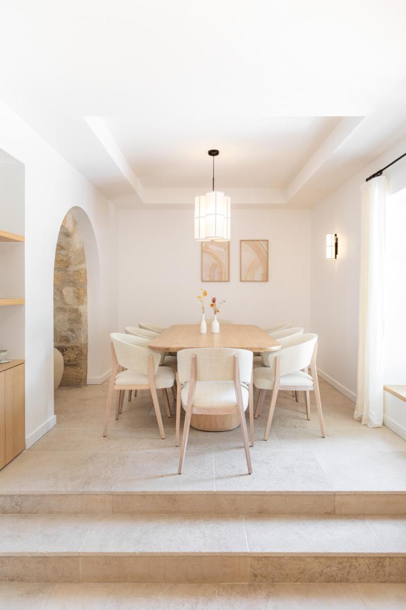 Coin salon dans l'établissement Le Couvent des Minimes, un Hôtel & Spa L'Occitane en Provence