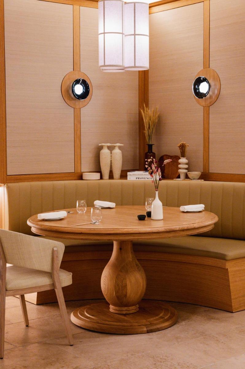 Coin salon dans l'établissement Le Couvent des Minimes, un Hôtel & Spa L'Occitane en Provence