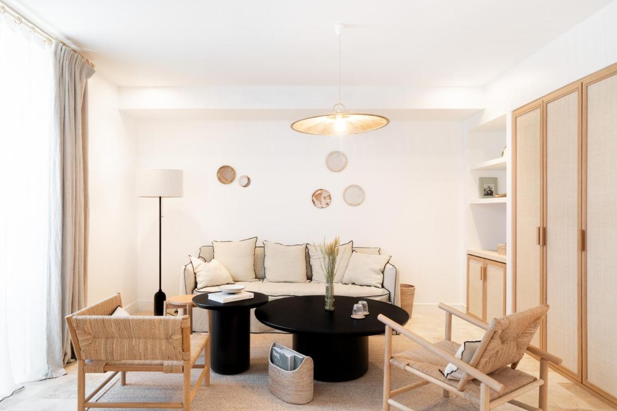Coin salon dans l'établissement Le Couvent des Minimes, un Hôtel & Spa L'Occitane en Provence