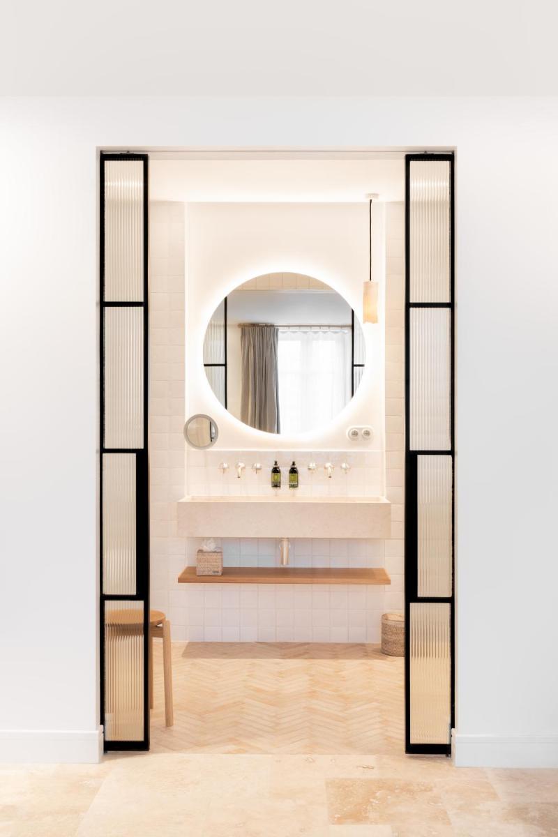 Salle de bains dans l'établissement Le Couvent des Minimes, un Hôtel & Spa L'Occitane en Provence