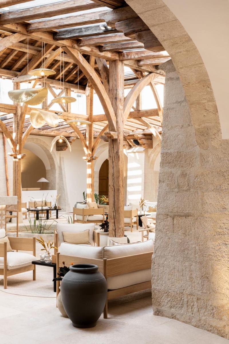 Coin salon dans l'établissement Le Couvent des Minimes, un Hôtel & Spa L'Occitane en Provence
