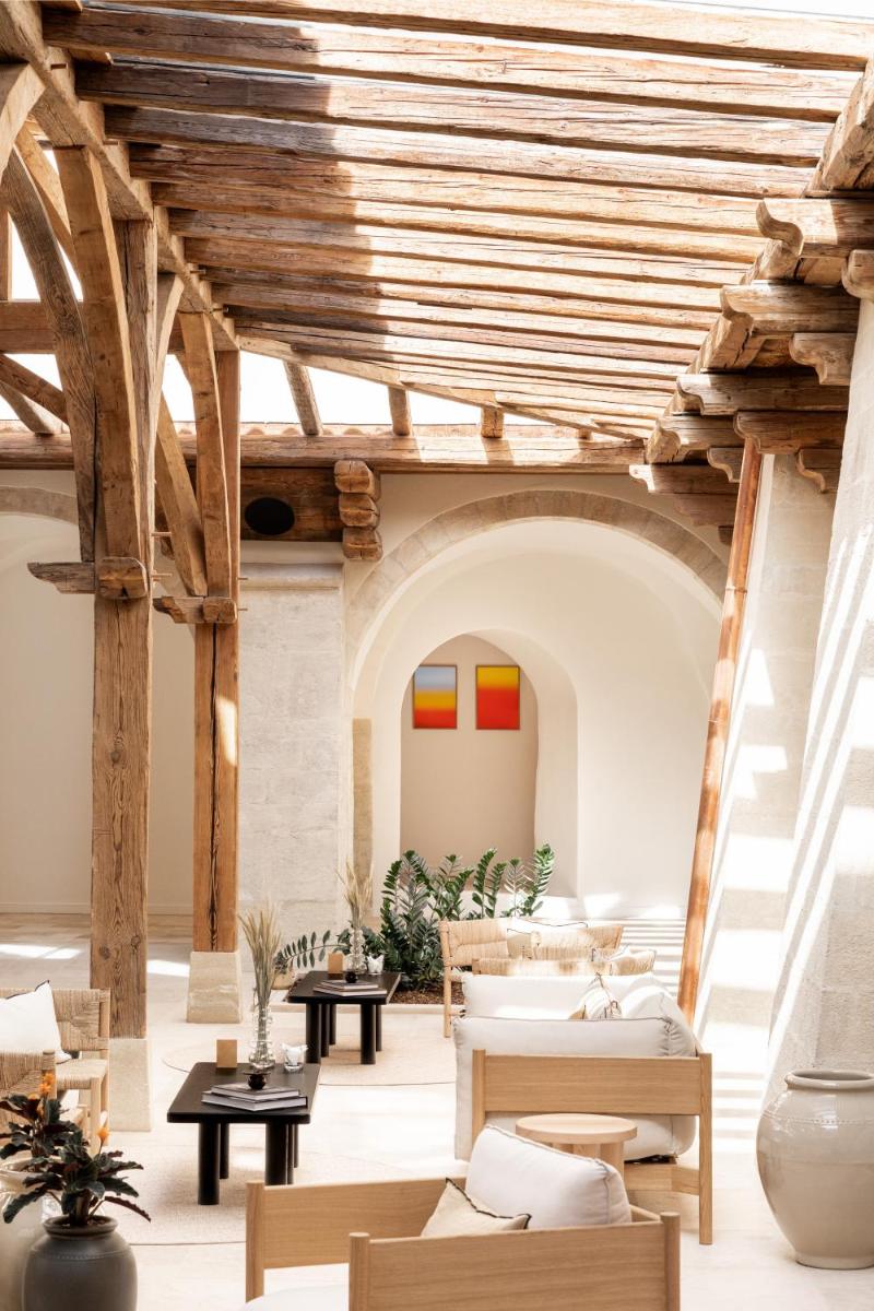 Coin salon dans l'établissement Le Couvent des Minimes, un Hôtel & Spa L'Occitane en Provence