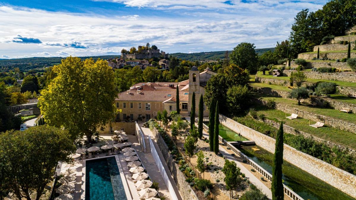Piscine de l'établissement Le Couvent des Minimes, un Hôtel & Spa L'Occitane en Provence ou située à proximité