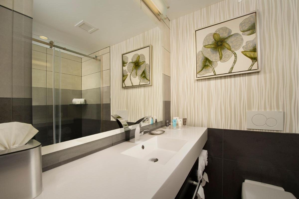 Skybridge Seattle Airport Hotel - Housity