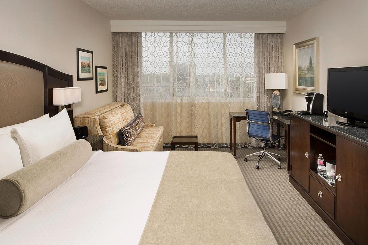 Skybridge Seattle Airport Hotel - Housity