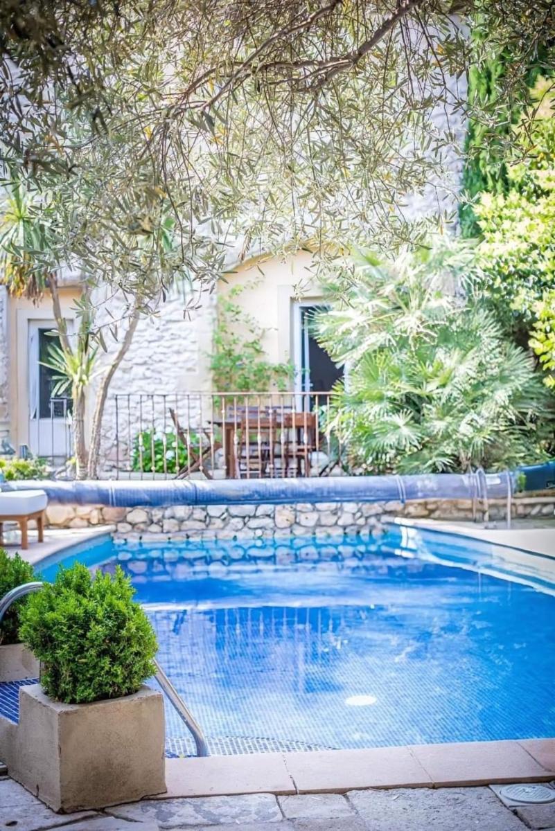 Gîte climatisé, piscine partagée chauffée entre Nîmes et Uzès - Housity