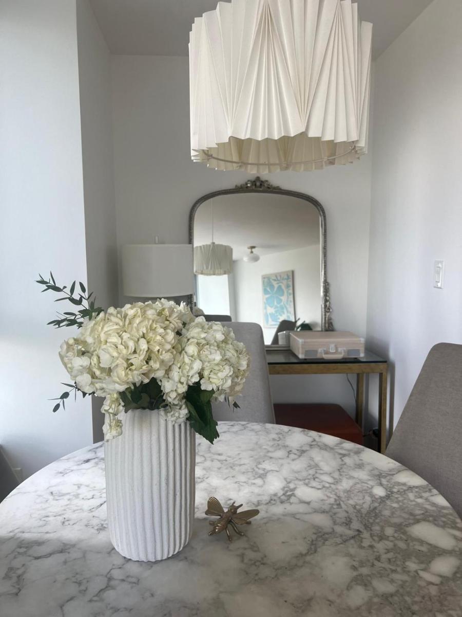 Lovely One-Bedroom Apartment with Pool, Hot Tub, and Gym in the Heart of Downtown, skytrain 3min away - Housity