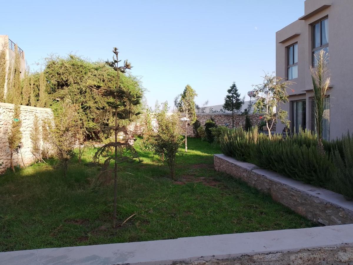 Villa Moderne avec Piscine Privée et Jardin - Housity