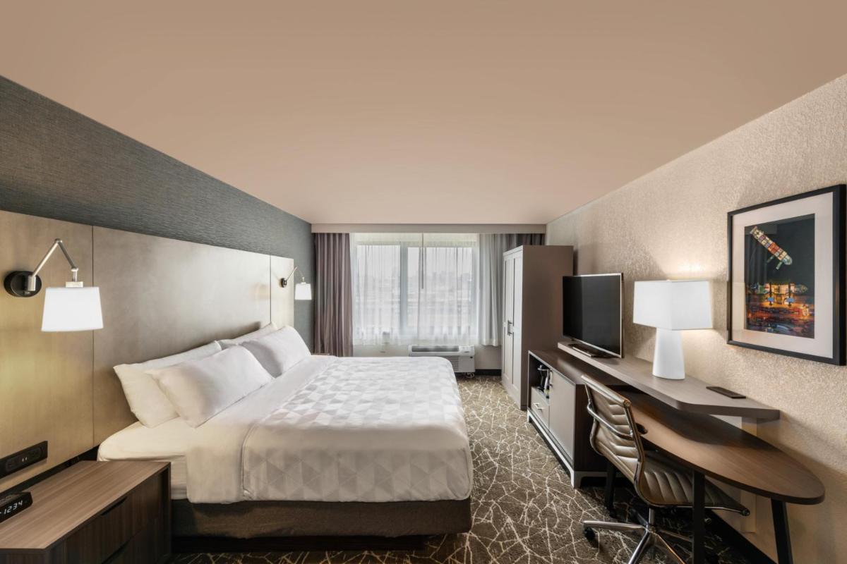 Holiday Inn Newark International Airport - Housity