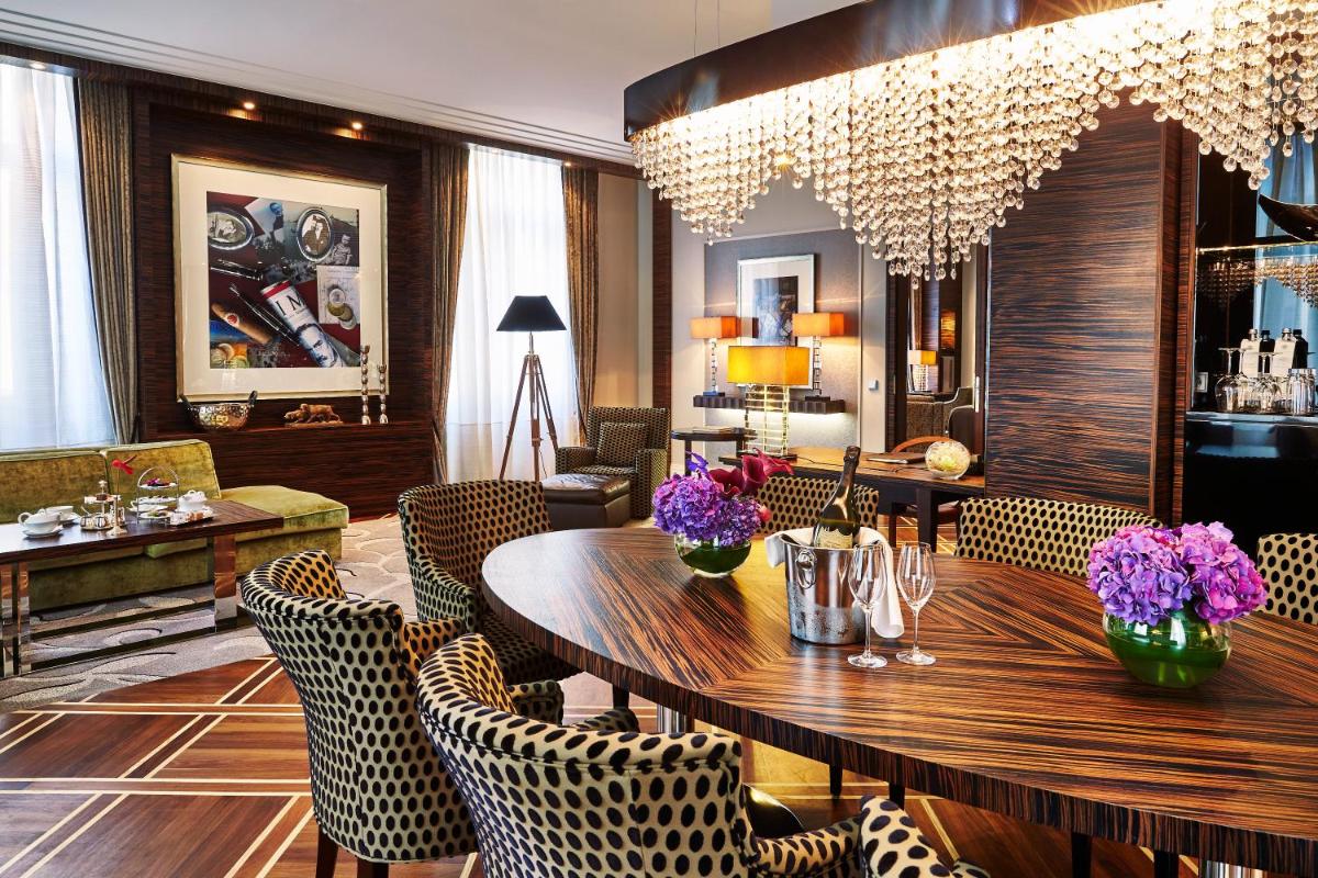 Ein Sitzbereich in der Unterkunft Steigenberger Icon Frankfurter Hof Ein Sitzbereich in der Unterkunft Steigenberger Icon Frankfurter Hof