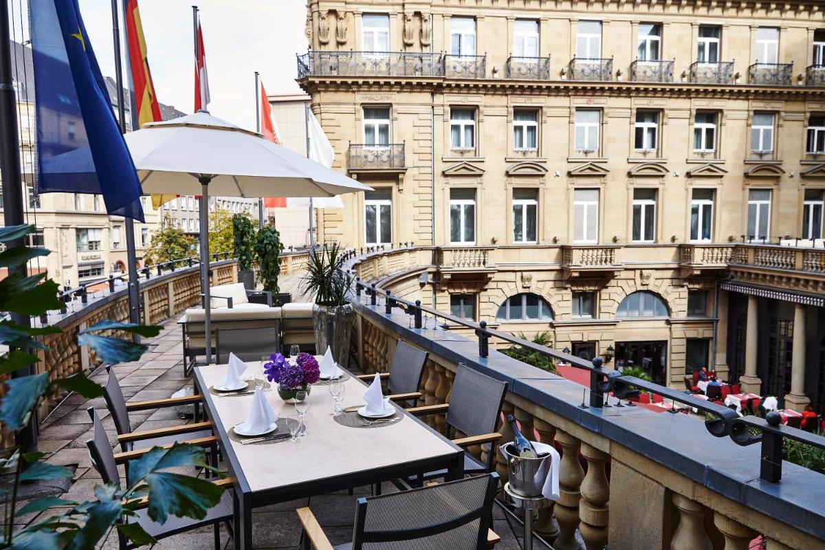 Ein Balkon oder eine Terrasse in der Unterkunft Steigenberger Icon Frankfurter Hof Ein Balkon oder eine Terrasse in der Unterkunft Steigenberger Icon Frankfurter Hof