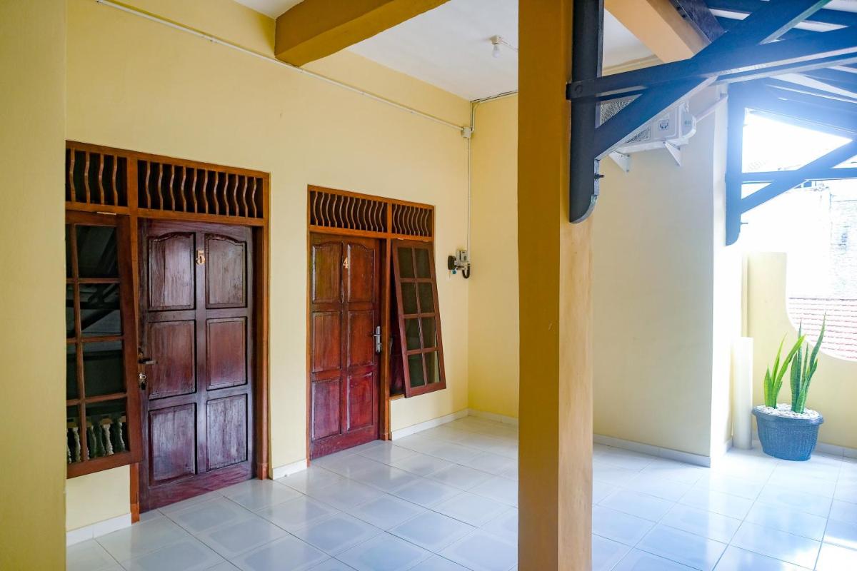 RedDoorz near Alun Alun Klaten - Housity