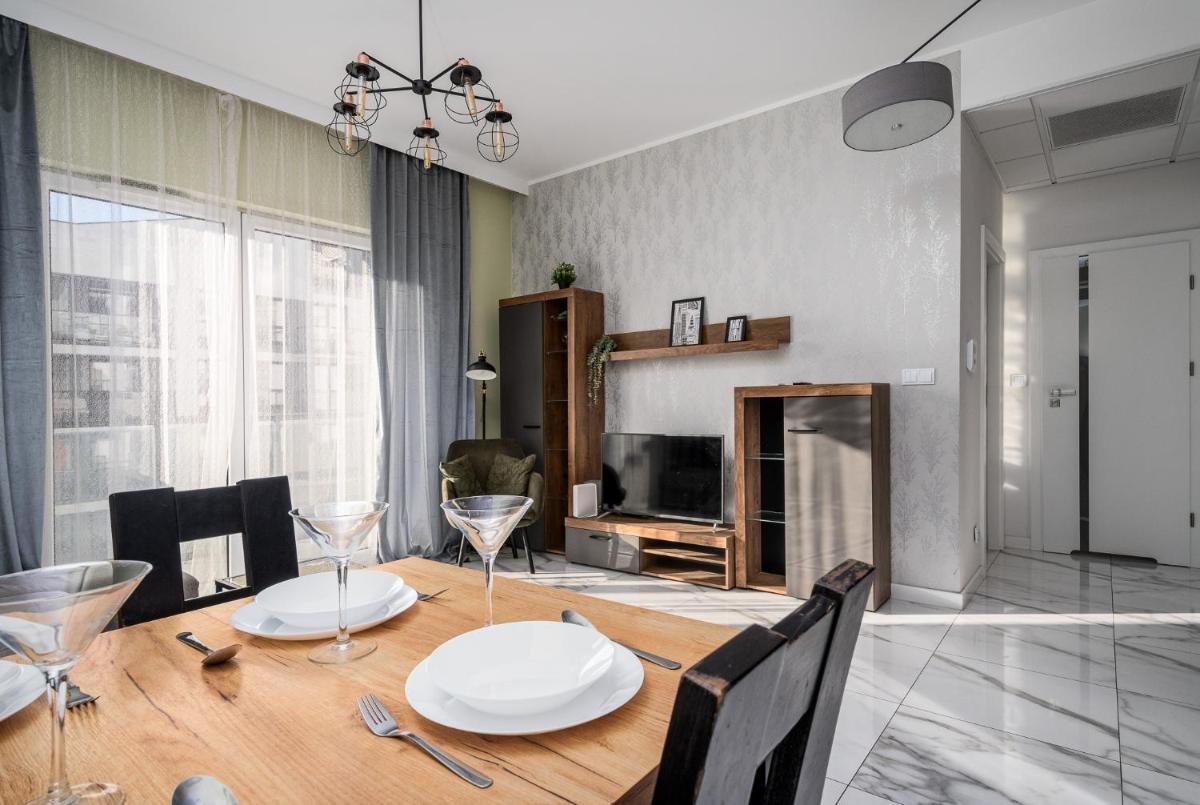 Prymasa Tysiąclecia 83A Separate Bedroom Free Garage By Perfect Apart 634 - Housity