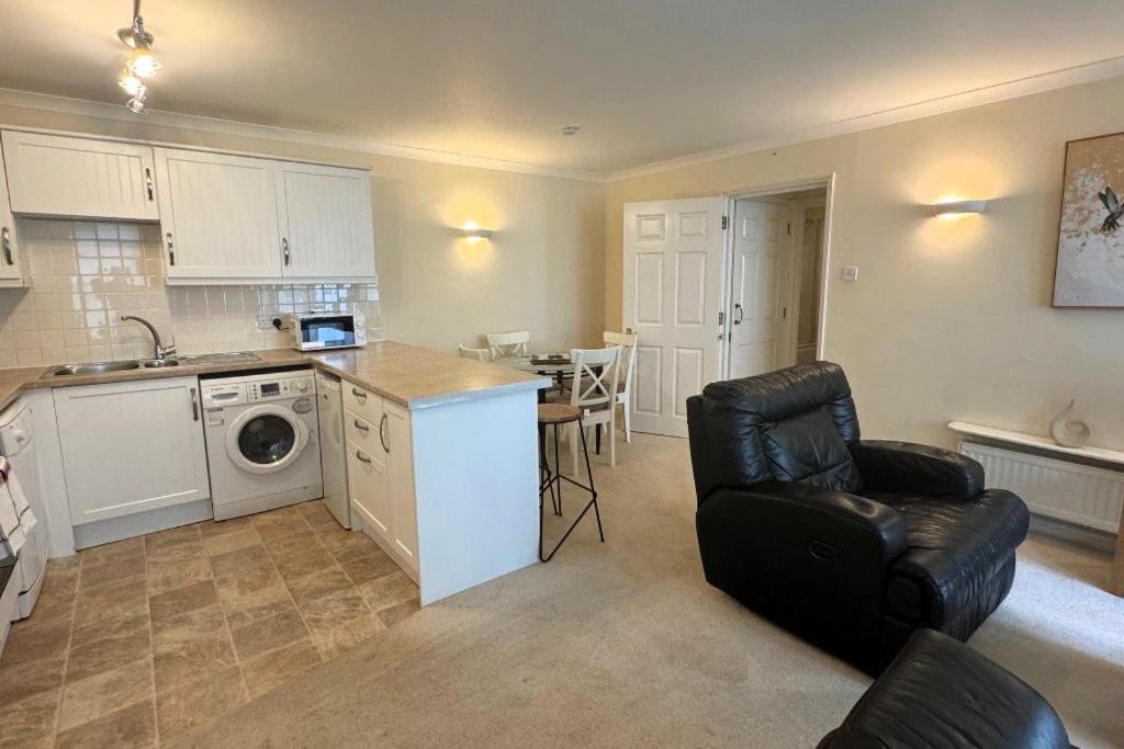 Osborne House - one bedroom ground floor apartment with parking - Housity
