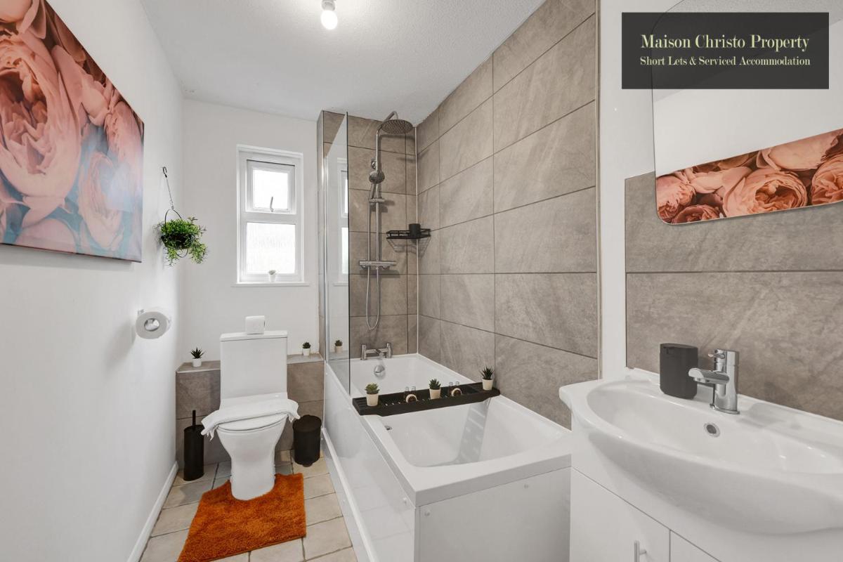WEEKLY OR MONTHLY STAYS, London, Stepney Green, 2Bedroom Apt, Sleeps 6, Servcied Apartment By Maison Christo Property Short Lets & Serviced Accomdation - Housity