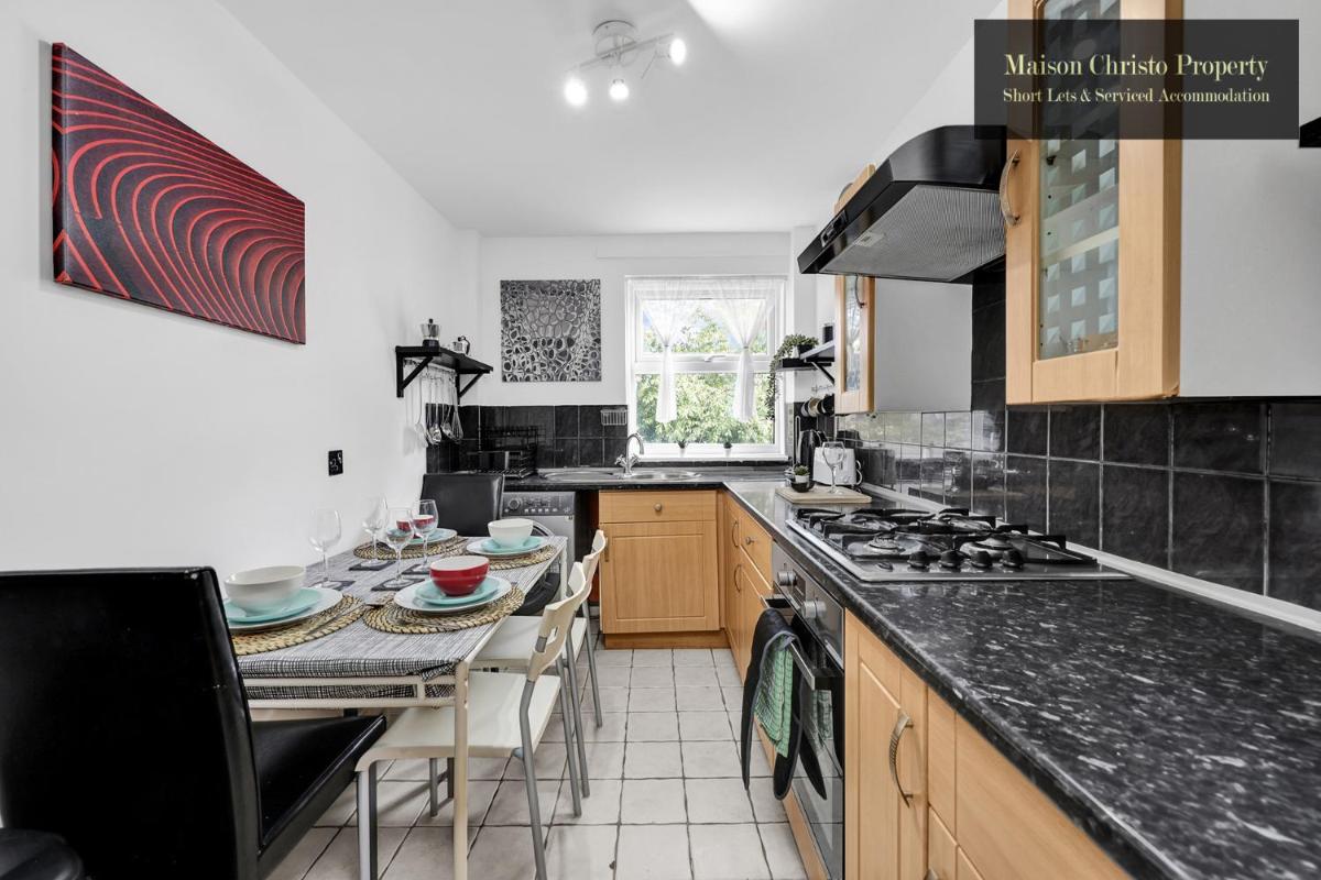 WEEKLY OR MONTHLY STAYS, London, Stepney Green, 2Bedroom Apt, Sleeps 6, Servcied Apartment By Maison Christo Property Short Lets & Serviced Accomdation - Housity
