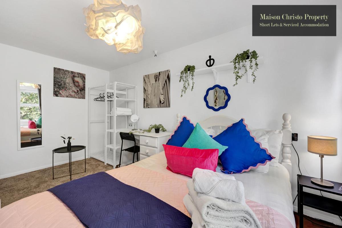 WEEKLY OR MONTHLY STAYS, London, Stepney Green, 2Bedroom Apt, Sleeps 6, Servcied Apartment By Maison Christo Property Short Lets & Serviced Accomdation - Housity