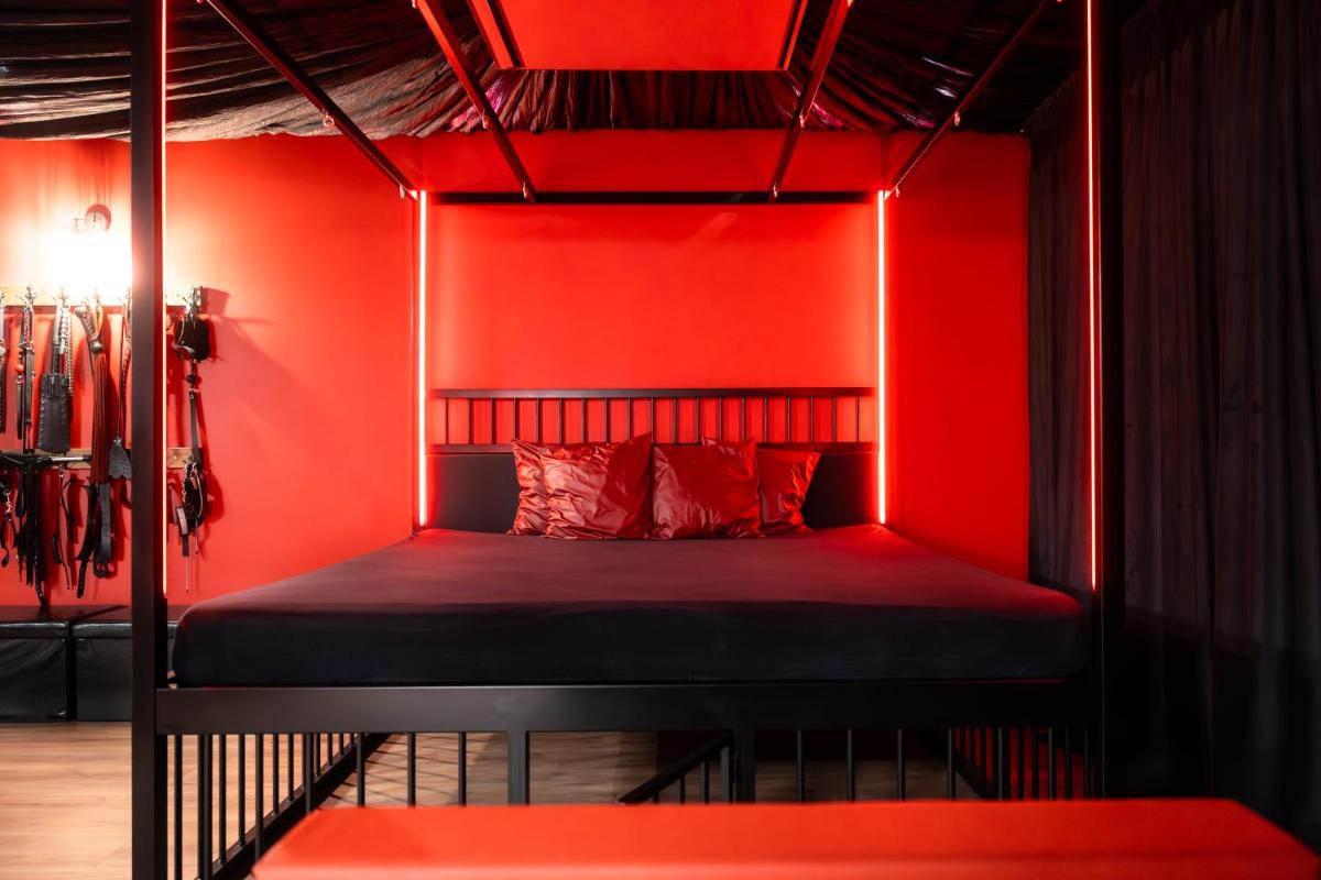 BDSM Red Apartments - Housity