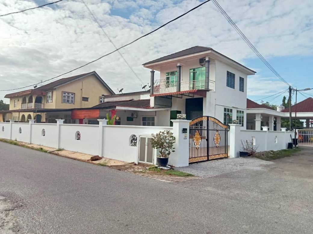 HomeStay Cikgu Zah - Housity