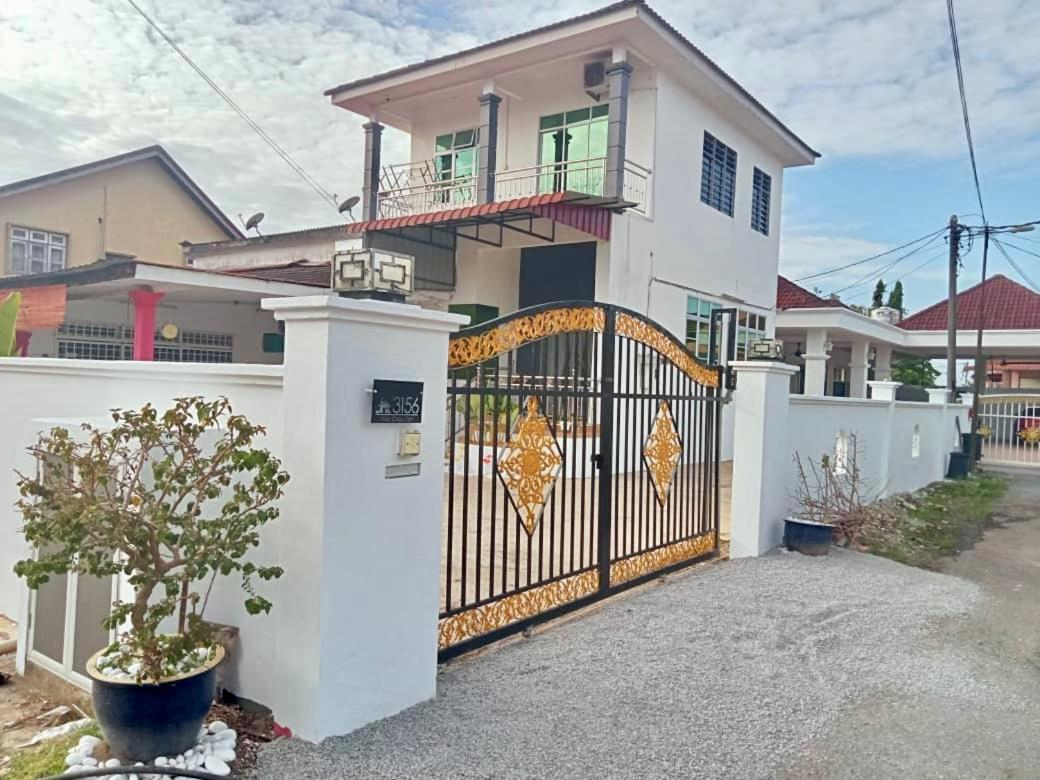 HomeStay Cikgu Zah - Housity