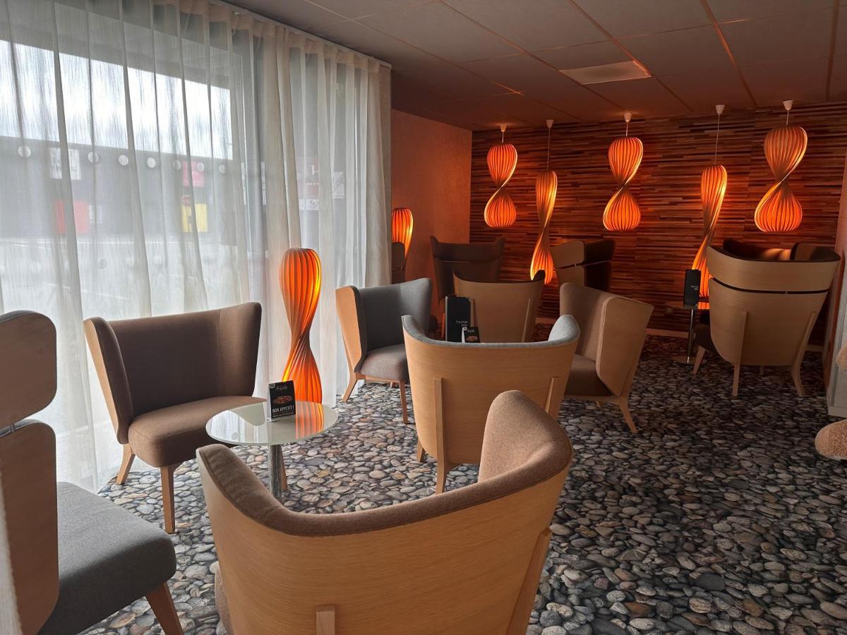 Coin salon dans l'établissement Brit Hotel & Spa Saint Brieuc Plérin