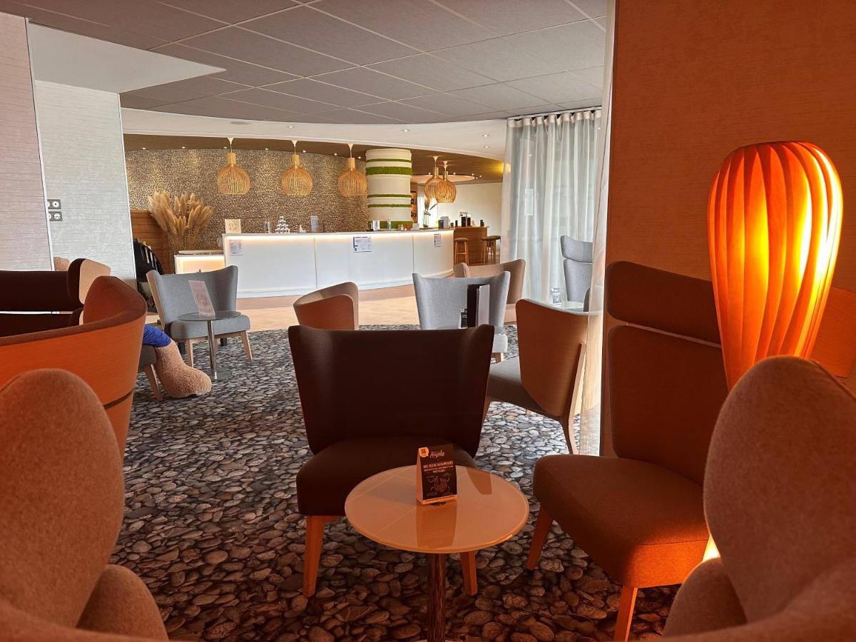 Coin salon dans l'établissement Brit Hotel & Spa Saint Brieuc Plérin
