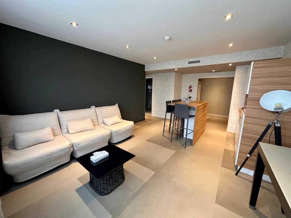 Coin salon dans l'établissement Brit Hotel & Spa Saint Brieuc Plérin