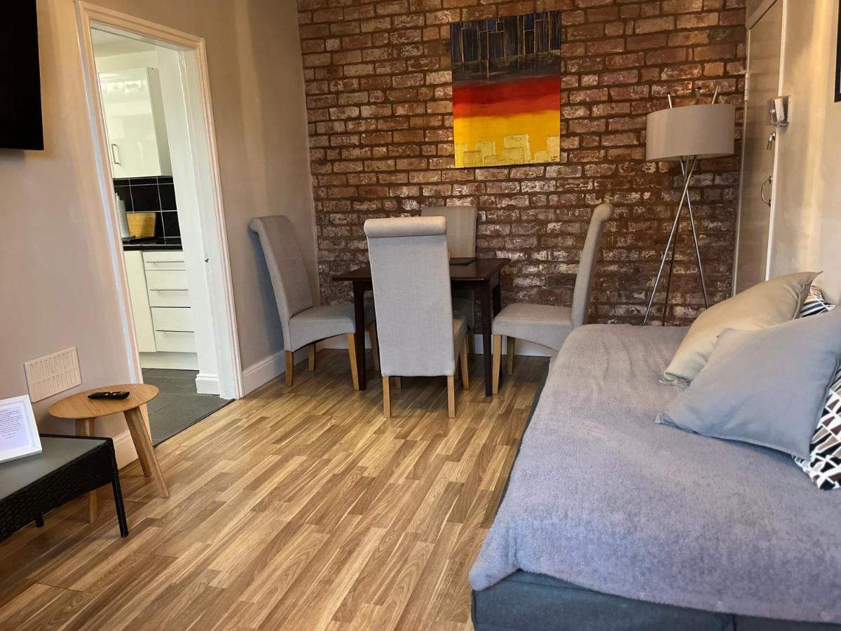 Cosy and Peaceful Maisonette with Terrace, Kidderminster - Housity