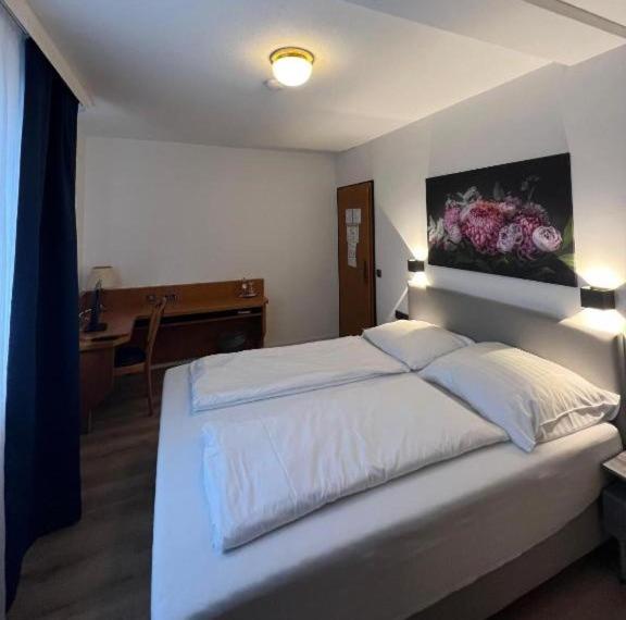 Hotel 9-enhof - Housity