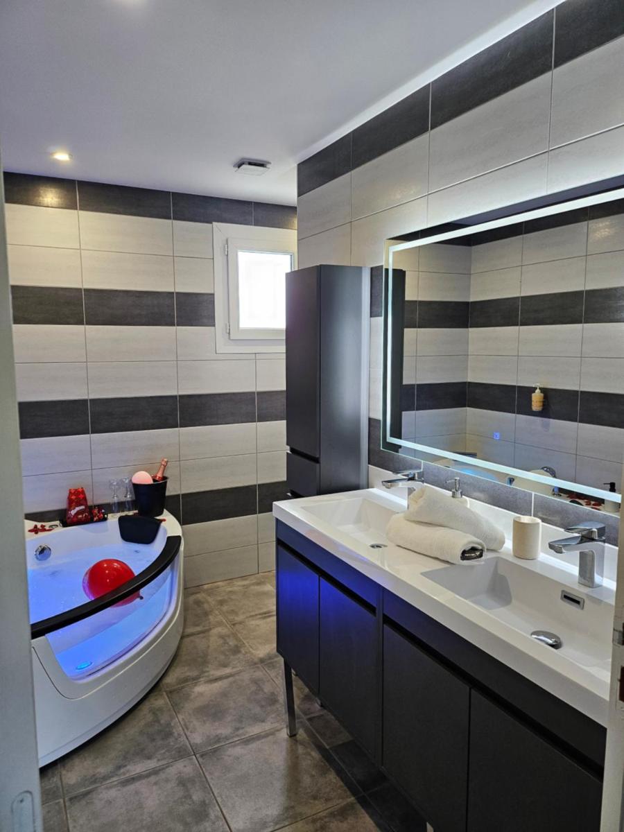 Magnifique maison avec baignoire balnéo - Housity