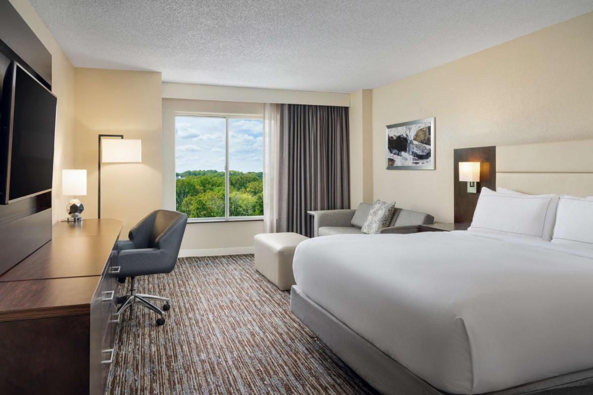DoubleTree by Hilton Greensboro - Housity