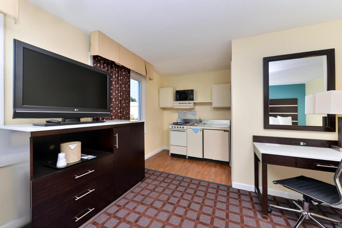 Americas Best Value Inn New London Mystic - Housity