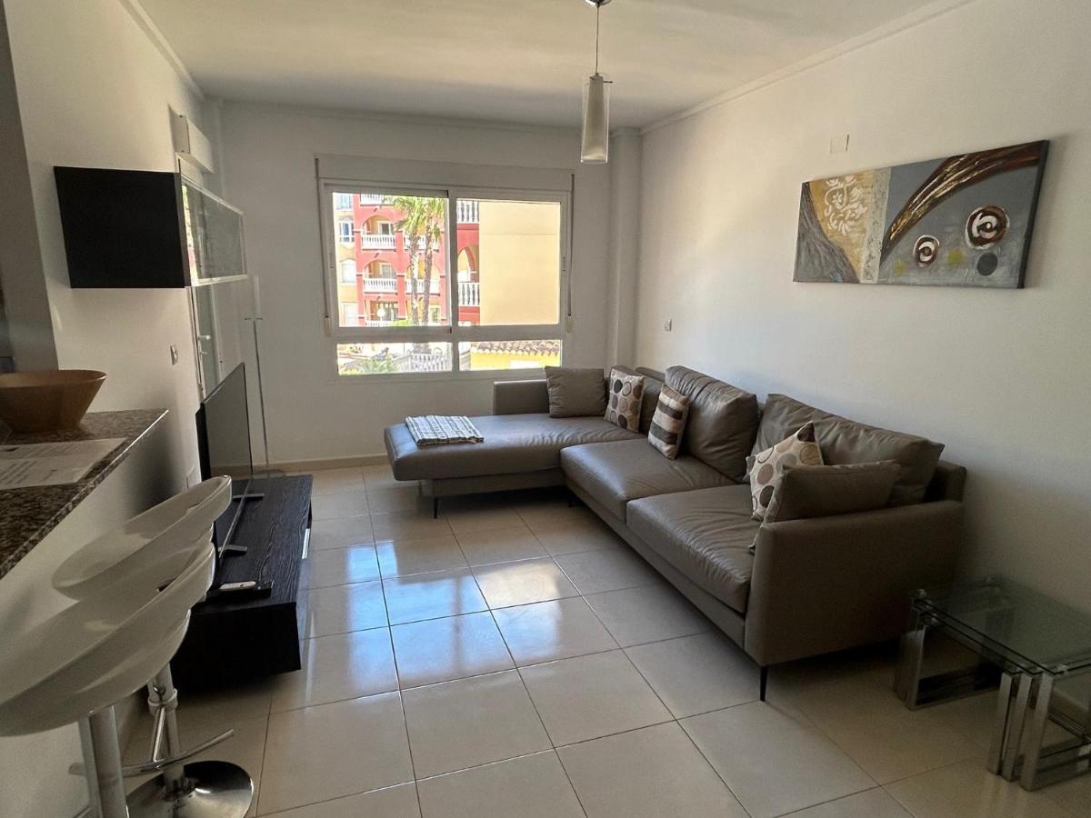 Beautiful 3 bed, 2 bath modern apartment - Housity