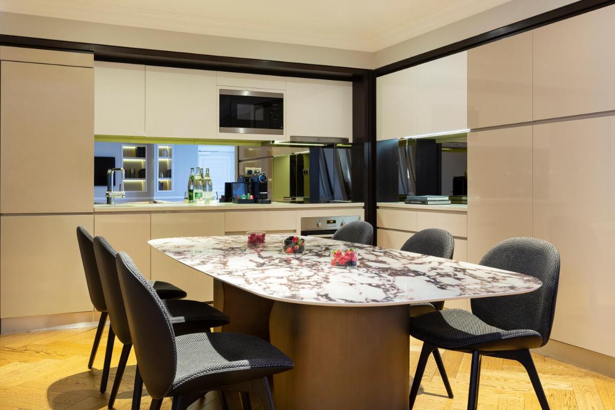 Cuisine ou kitchenette dans l'établissement La Clef Tour Eiffel Paris by The Crest Collection