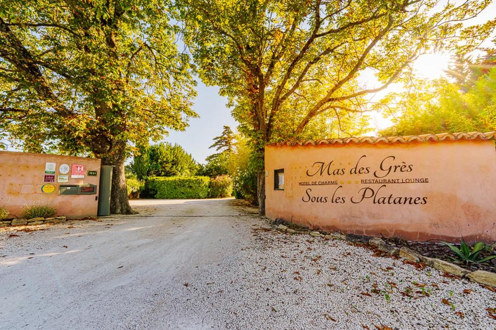 Photo de la galerie de l'établissement Hôtel Le Mas des Grès & Restaurant Sous les Platanes, à Lagnes