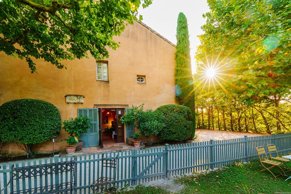 Jardin de l'établissement Hôtel Le Mas des Grès & Restaurant Sous les Platanes