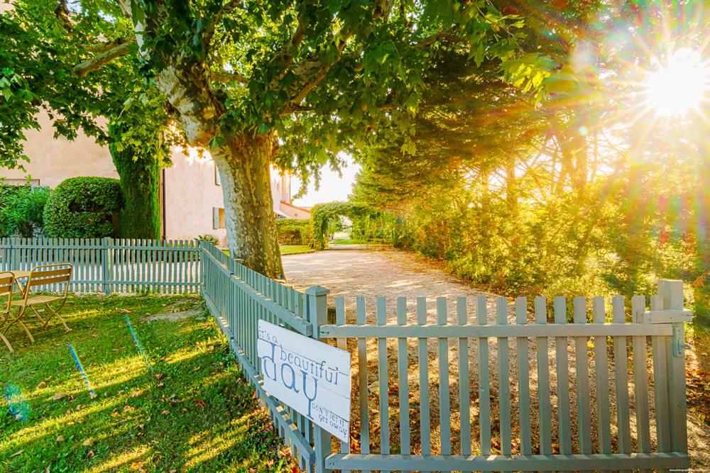 Jardin de l'établissement Hôtel Le Mas des Grès & Restaurant Sous les Platanes