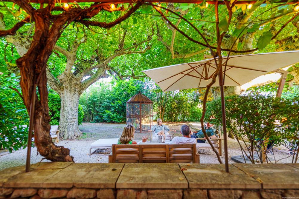 Jardin de l'établissement Hôtel Le Mas des Grès & Restaurant Sous les Platanes