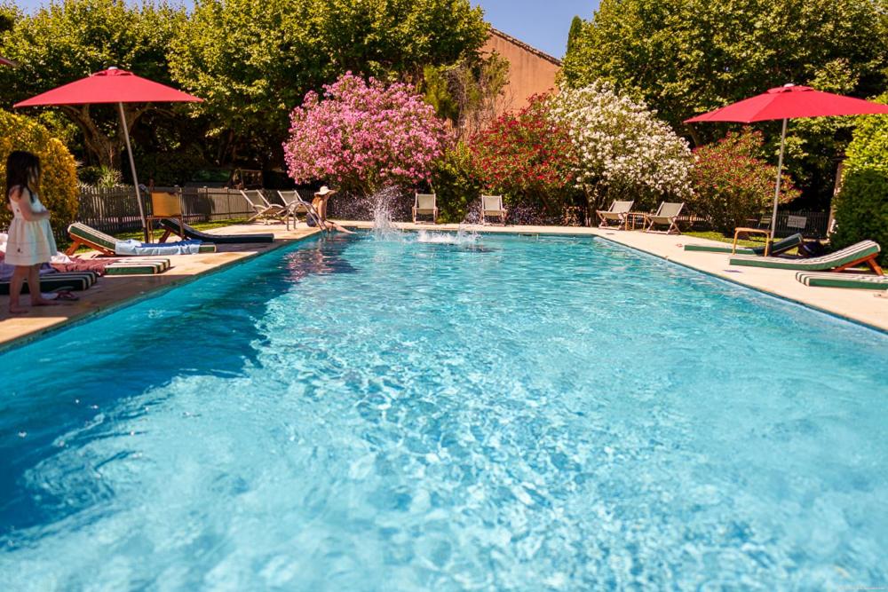 Piscine de l'établissement Hôtel Le Mas des Grès & Restaurant Sous les Platanes ou située à proximité