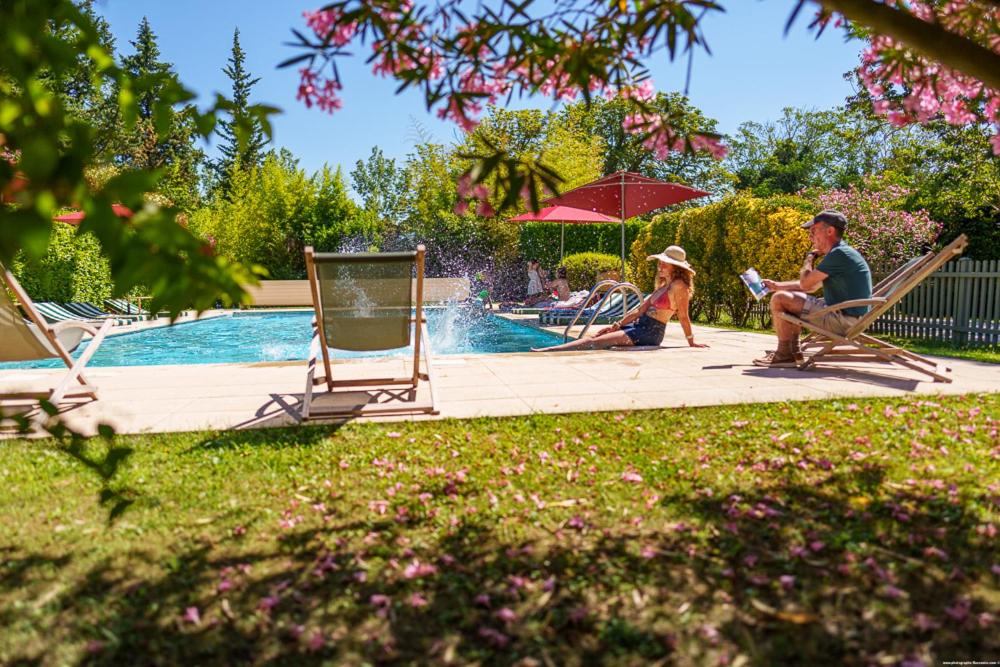 Piscine de l'établissement Hôtel Le Mas des Grès & Restaurant Sous les Platanes ou située à proximité