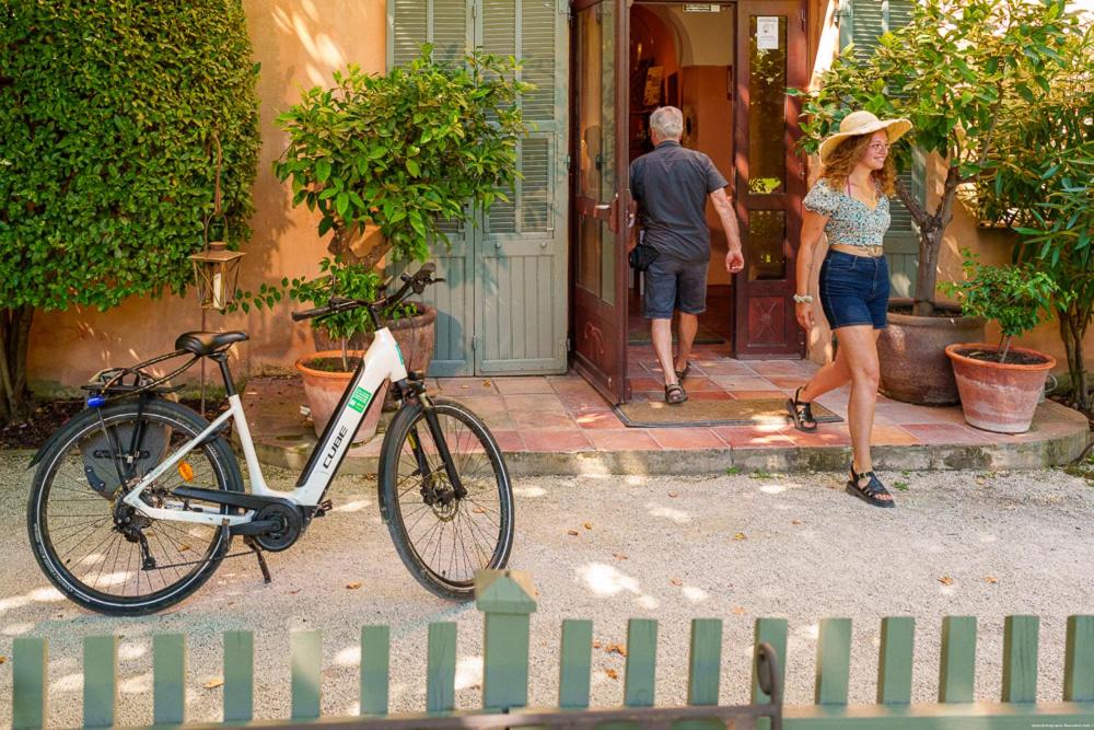 Vélo sur le terrain de l'établissement Hôtel Le Mas des Grès & Restaurant Sous les Platanes ou dans les environs