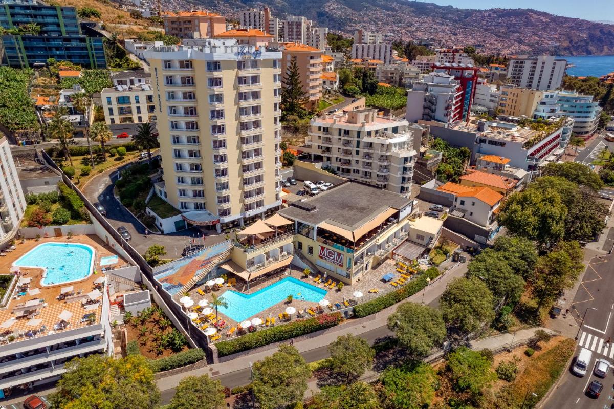 uma vista aérea de uma cidade com piscina e edifícios em Muthu Raga Madeira Hotel no Funchal