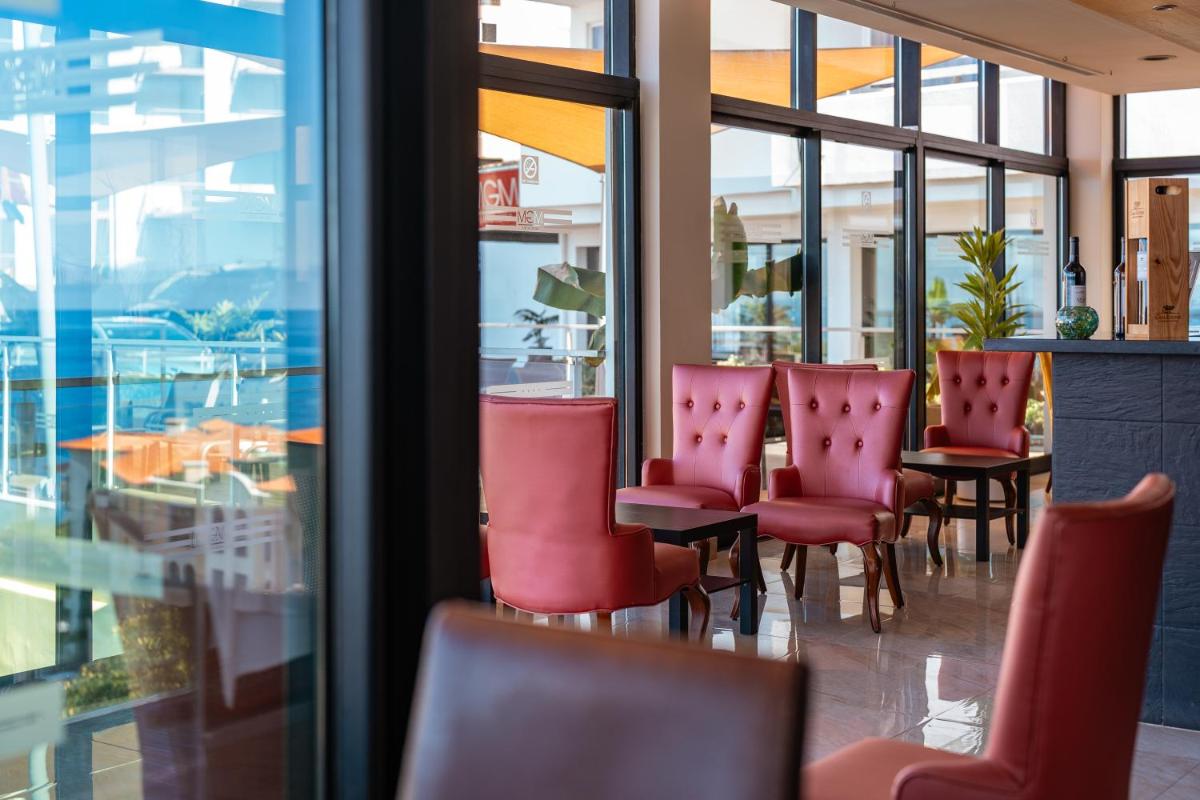 Uma área de estar em Muthu Raga Madeira Hotel