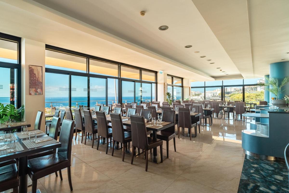 Um restaurante ou outro lugar para comer em Muthu Raga Madeira Hotel